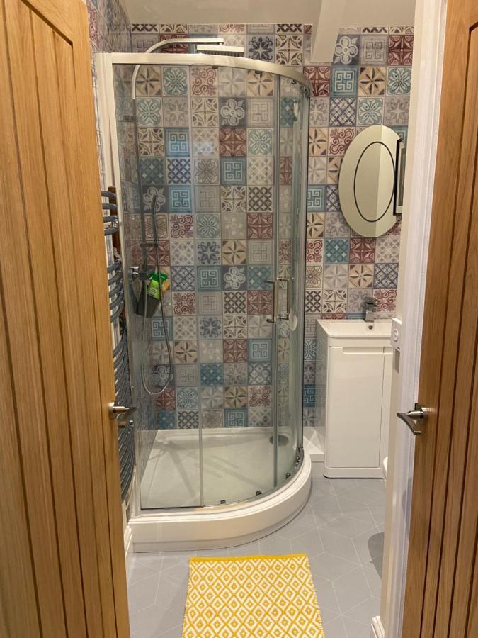 Stylish Tenby Apartment, Great Location, Parking Exteriör bild